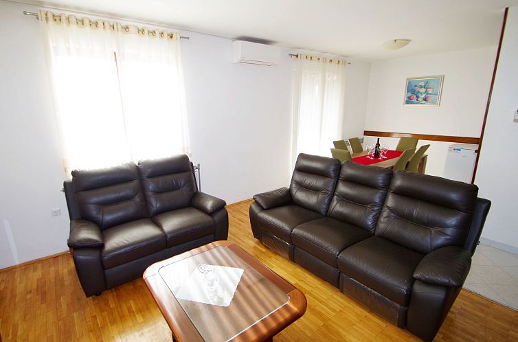 Appartement mit privatem Pool und Garten