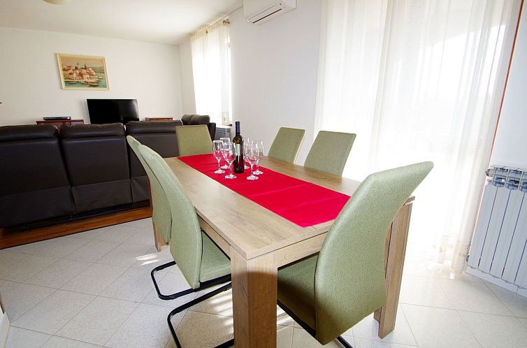 Appartement mit privatem Pool und Garten