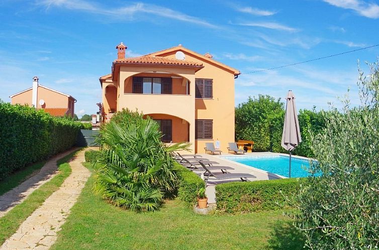 Appartement mit privatem Pool und Garten