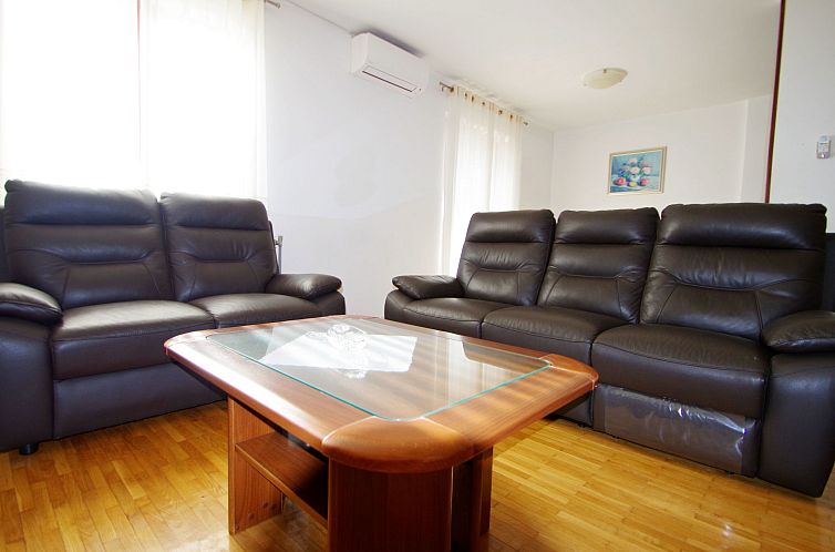 Appartement mit privatem Pool und Garten