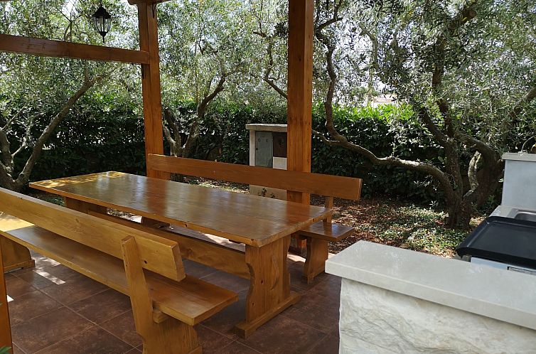 Appartement mit privatem Pool und Garten