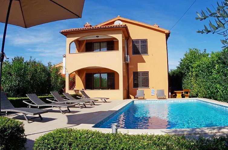 Appartement mit privatem Pool und Garten