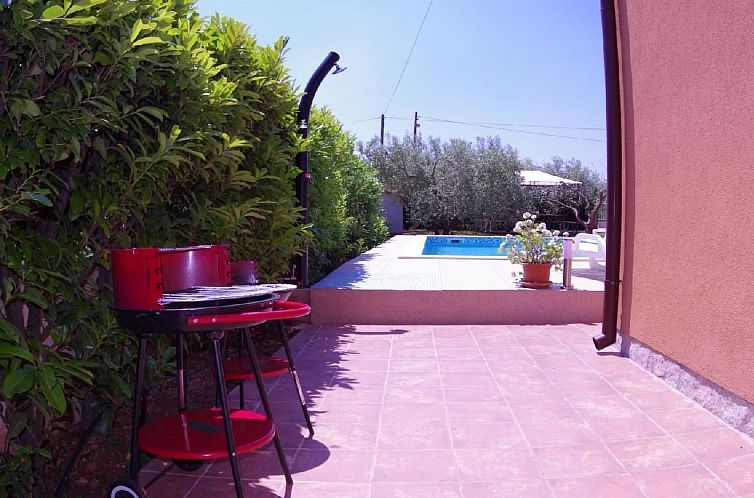 Appartement mit privatem Pool und Garten