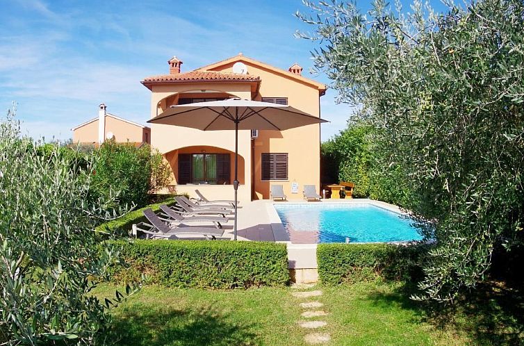 Appartement mit privatem Pool und Garten