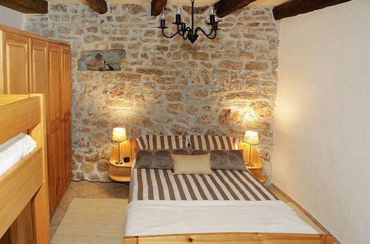 Vakantiehuis Typisch istrisches Steinhaus mit Grill und Gart
