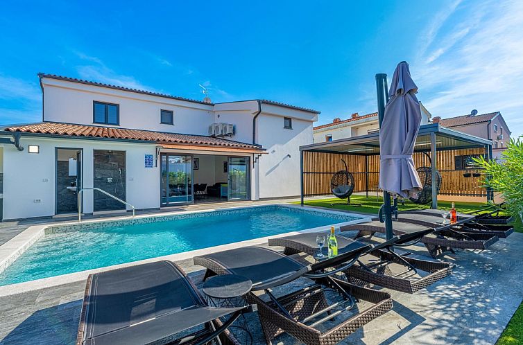 Vakantiehuis 4 SZ mit Bad en suite Pool und Sommerküche