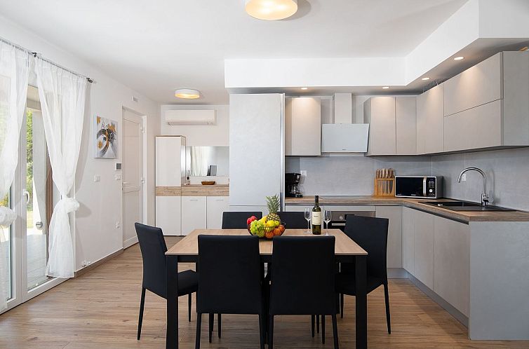 Vakantiehuis in Pomer mit Parkplatz