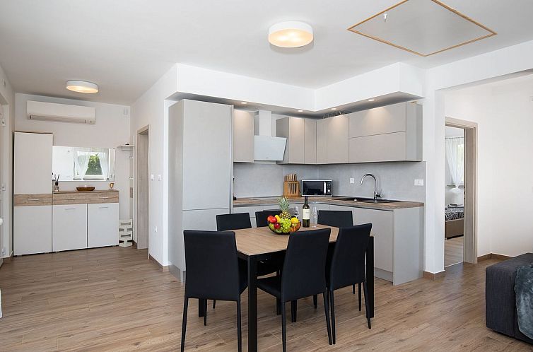 Vakantiehuis in Pomer mit Parkplatz