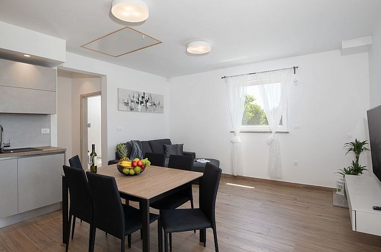 Vakantiehuis in Pomer mit Parkplatz