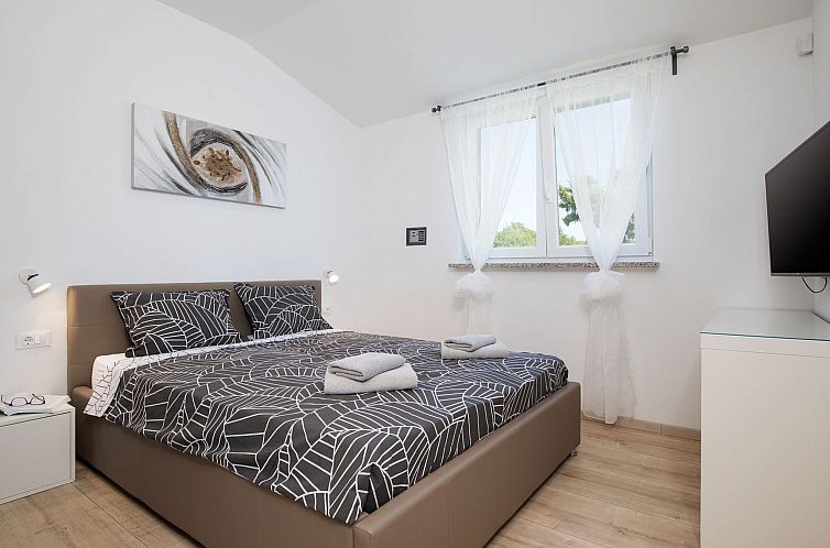 Vakantiehuis in Pomer mit Parkplatz