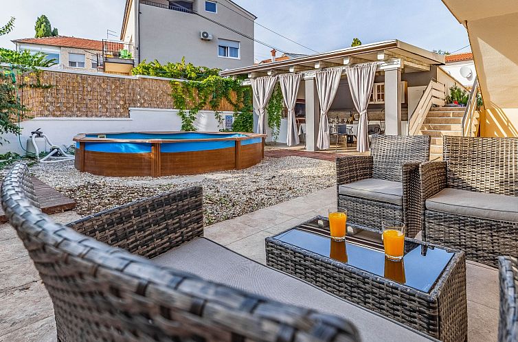 Vakantiehuis Villa Agneza mit Garten, Pool und Pavillon