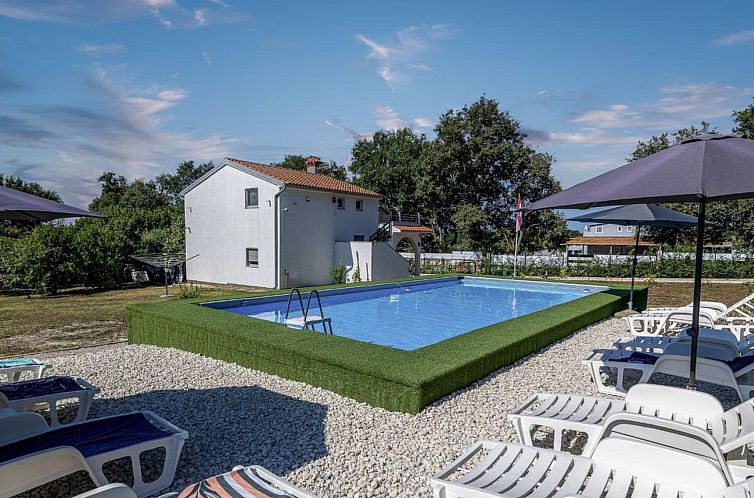 Unterkunft 10115157 - Ferienhaus Istrien - Vakantiehuis Charmantes Ferienhaus in Medulin, mit Pool...