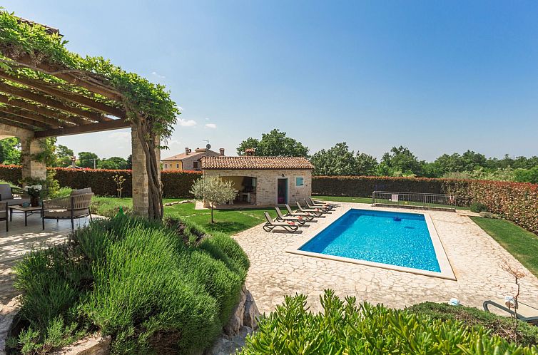 Vakantiehuis Villa mit Pool, Garten und Sommerküche