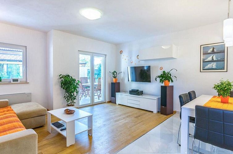 Vakantiehuis in Vintijan mit Großem Whirlpool