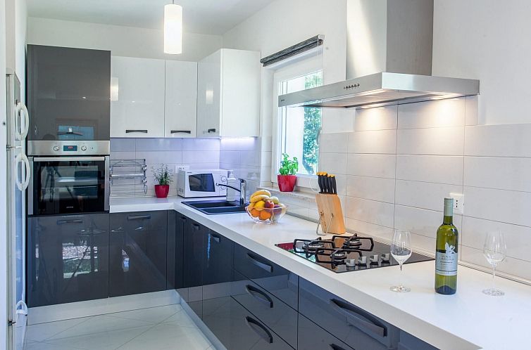 Vakantiehuis in Vintijan mit Großem Whirlpool