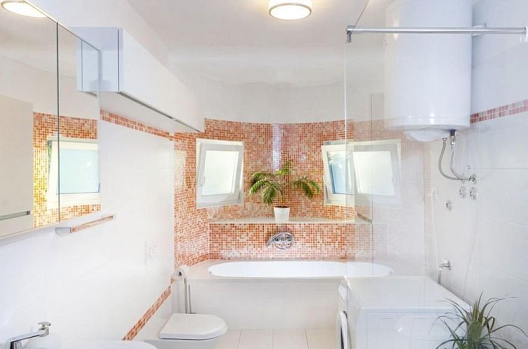 Vakantiehuis in Vintijan mit Großem Whirlpool