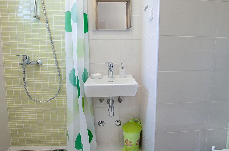 Vakantiehuis in Vintijan mit Großem Whirlpool