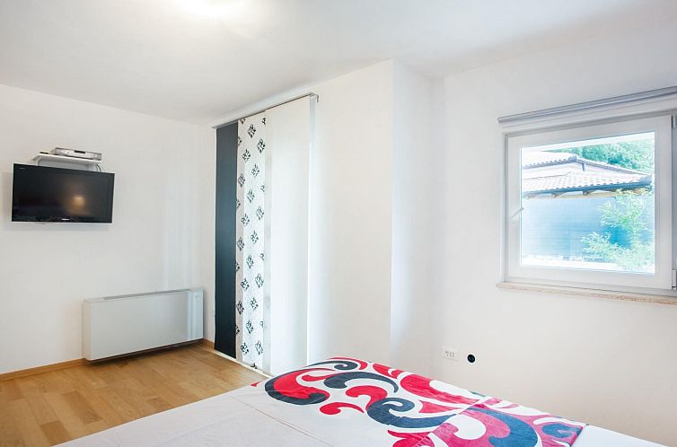 Vakantiehuis in Vintijan mit Großem Whirlpool