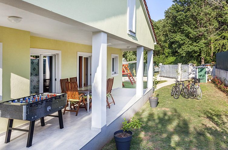 Vakantiehuis in Vintijan mit Großem Whirlpool