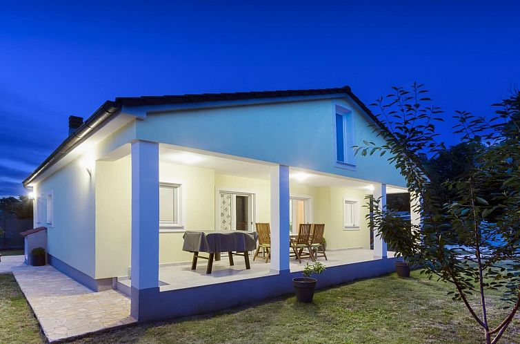 Vakantiehuis in Vintijan mit Großem Whirlpool
