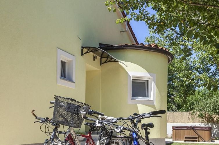 Vakantiehuis in Vintijan mit Großem Whirlpool