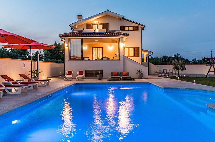 Vakantiehuis Nettes Ferienhaus in Pomer mit Privatem Pool