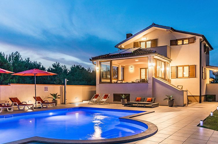Vakantiehuis Nettes Ferienhaus in Pomer mit Privatem Pool
