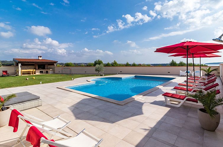 Vakantiehuis Nettes Ferienhaus in Pomer mit Privatem Pool