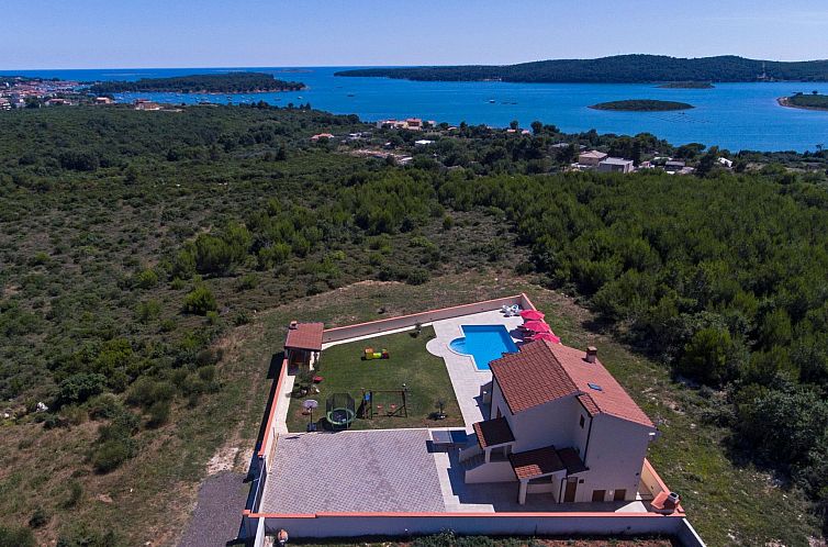 Vakantiehuis Nettes Ferienhaus in Pomer mit Privatem Pool