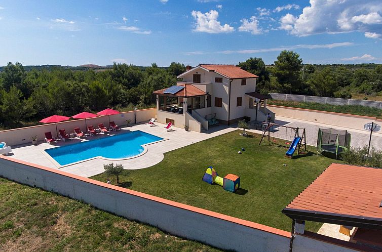 Vakantiehuis Nettes Ferienhaus in Pomer mit Privatem Pool