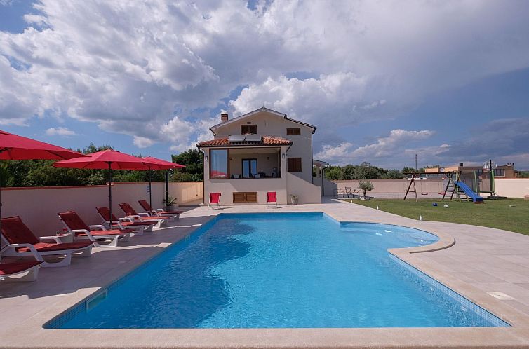 Vakantiehuis Nettes Ferienhaus in Pomer mit Privatem Pool
