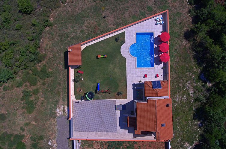 Vakantiehuis Nettes Ferienhaus in Pomer mit Privatem Pool