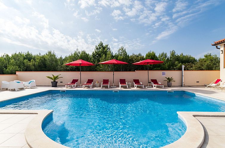 Vakantiehuis Nettes Ferienhaus in Pomer mit Privatem Pool