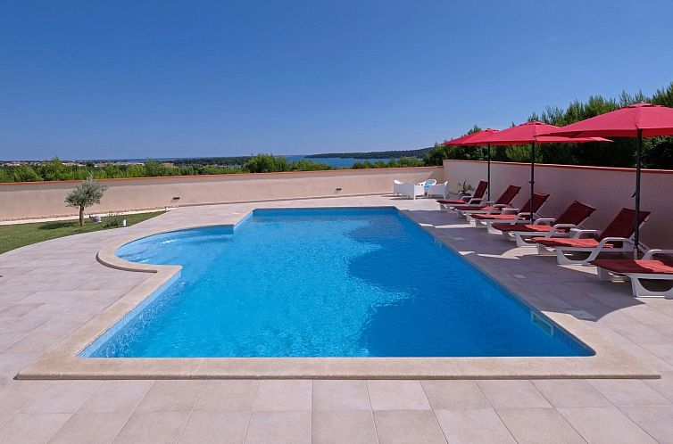 Vakantiehuis Nettes Ferienhaus in Pomer mit Privatem Pool