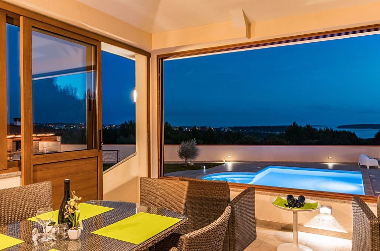 Vakantiehuis Nettes Ferienhaus in Pomer mit Privatem Pool