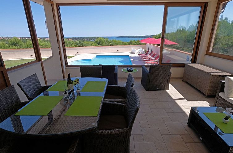 Vakantiehuis Nettes Ferienhaus in Pomer mit Privatem Pool