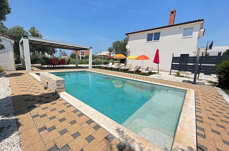 Vakantiehuis mit privatem beheiztem Schwimmbad