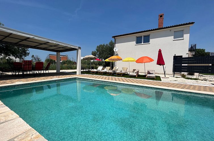 Vakantiehuis mit privatem beheiztem Schwimmbad