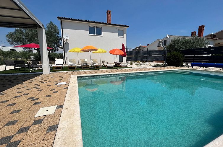 Vakantiehuis mit privatem beheiztem Schwimmbad