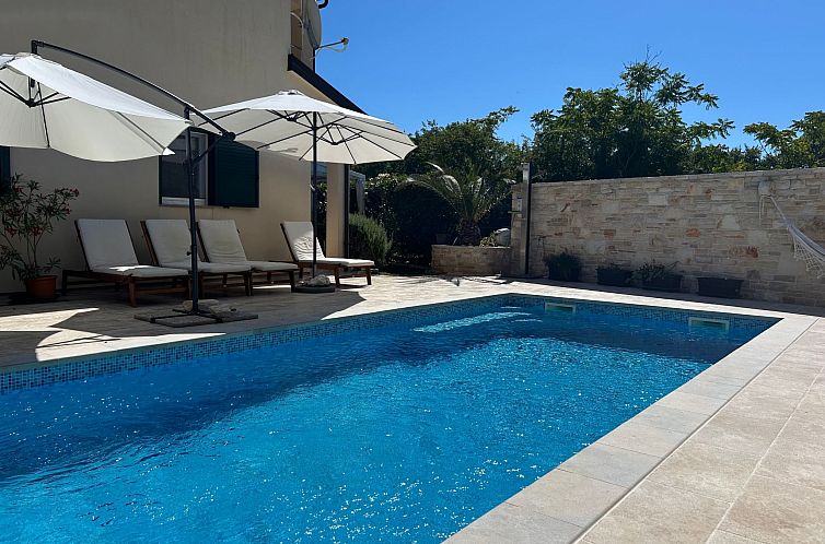 Vakantiehuis Neues Ferienhaus in Krnica mit Privatem Pool