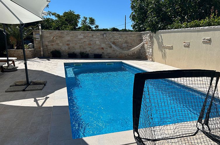 Vakantiehuis Neues Ferienhaus in Krnica mit Privatem Pool