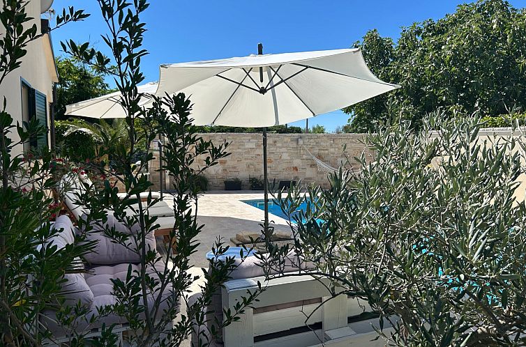 Vakantiehuis Neues Ferienhaus in Krnica mit Privatem Pool