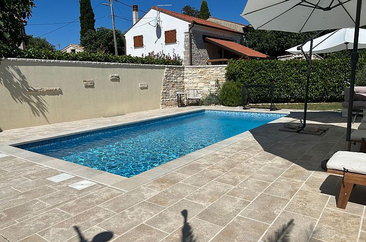 Vakantiehuis Neues Ferienhaus in Krnica mit Privatem Pool