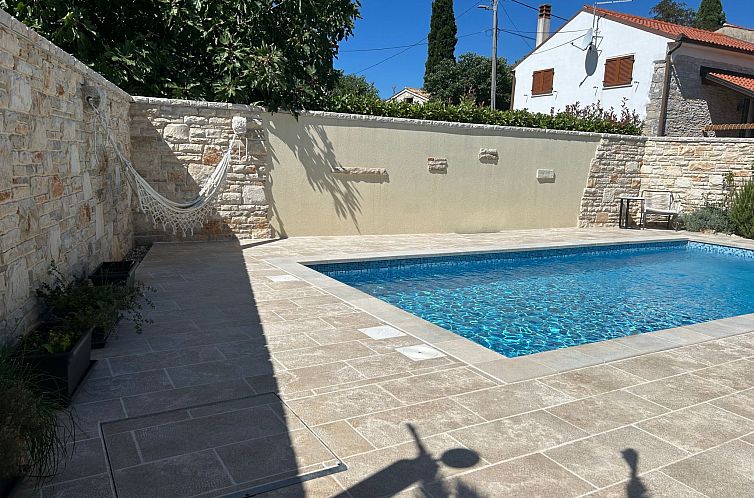 Vakantiehuis Neues Ferienhaus in Krnica mit Privatem Pool