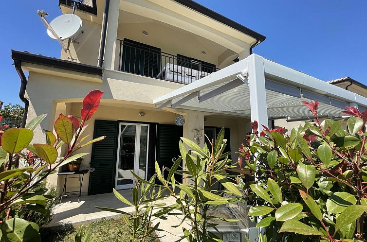 Vakantiehuis Neues Ferienhaus in Krnica mit Privatem Pool