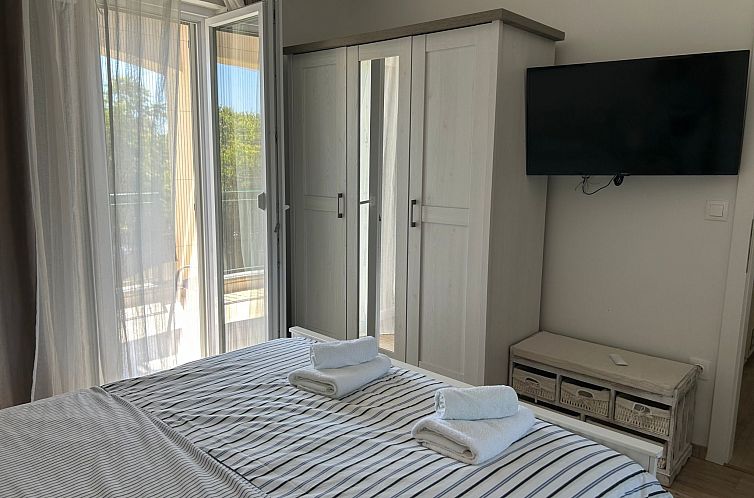 Vakantiehuis Neues Ferienhaus in Krnica mit Privatem Pool