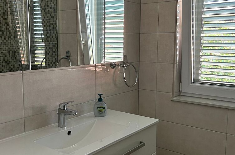 Vakantiehuis Neues Ferienhaus in Krnica mit Privatem Pool