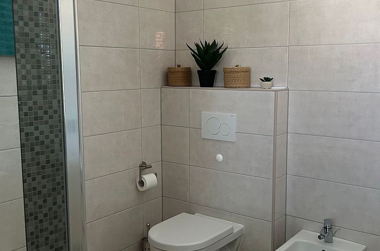Vakantiehuis Neues Ferienhaus in Krnica mit Privatem Pool