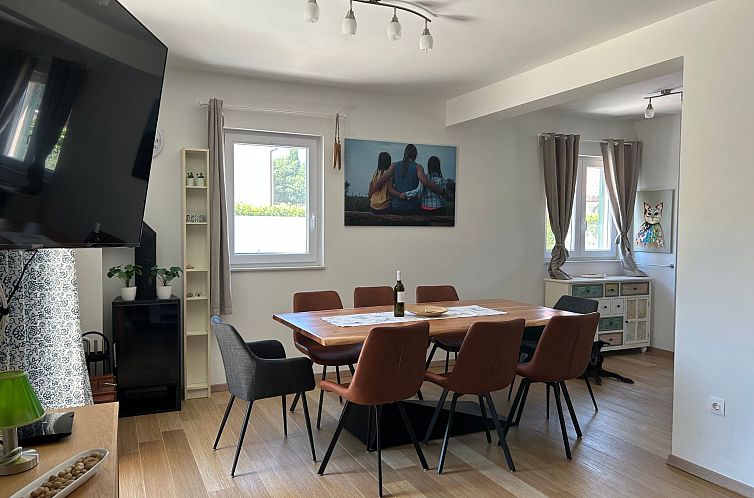 Vakantiehuis Neues Ferienhaus in Krnica mit Privatem Pool