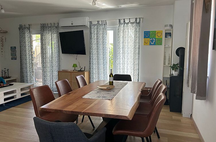 Vakantiehuis Neues Ferienhaus in Krnica mit Privatem Pool